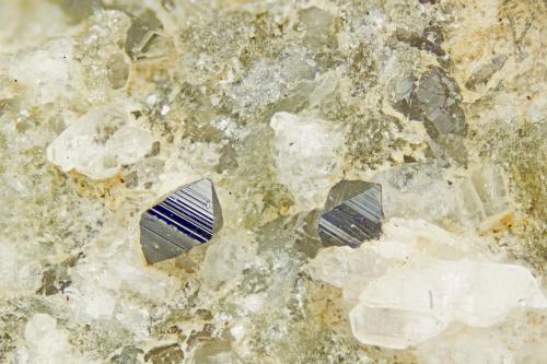 Anatase<br />Monte Scogliera, Valle Lagorara, Maissana, Provincia La Spezia, Región Liguria, Italia<br />FOV = 4.0 mm<br /> (Author: Doug)