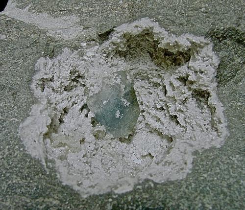 Celestine on Quartz<br />Cantera Hoosier Stone and Concrete Corporation, Salem, Condado Washington, Indiana, USA<br />Celestine is 3.8 cm in a 9.5 cm geode.<br /> (Author: Bob Harman)