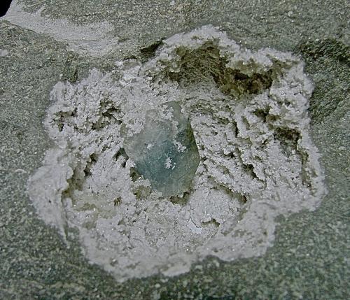 Celestine on Quartz<br />Cantera Hoosier Stone and Concrete Corporation, Salem, Condado Washington, Indiana, USA<br />Celestine is 3.8 cm in a 9.5 cm geode.<br /> (Author: Bob Harman)