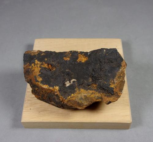 Asbolana<br />Kamsdorf, Unterwellenborn, Distrito Saalfeld-Rudolstadt, Turingia/Thüringen, Alemania<br />7,5 x 4,1 x 2,9 cm.<br /> (Autor: J. G. Alcolea)