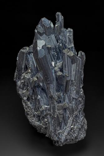 Stibnite<br />Mina Ichinokawa, Saijo, Prefectura Ehime, Isla Shikoku, Japón<br />14.2 x 7.4 cm<br /> (Author: am mizunaka)