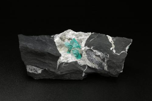 Beryl (variety emerald), Calcite, Pyrite<br />Chivor (distrito minero), Municipio Chivor, Cinturón Esmeraldífero Oriental, Departamento Boyacá, Colombia<br />77x24x45mm, longest xl=7mm<br /> (Author: Fiebre Verde)