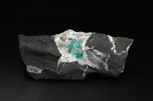 Beryl (variety emerald), Calcite, Pyrite<br />Chivor mining district, Municipio Chivor, Eastern Emerald Belt, Boyacá Department, Colombia<br />77x24x45mm, longest xl=7mm<br /> (Author: Fiebre Verde)