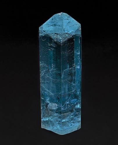 Beryl (variety aquamarine)<br />Shigar Valley, Shigar District, Gilgit-Baltistan (Northern Areas), Pakistan<br />7.8 x 4.0 cm<br /> (Author: am mizunaka)