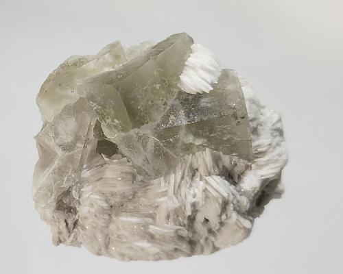 Fluorite, Baryte<br />Rogers Mine, Huntingdon Township, Madoc area, Hastings County, Ontario, Canada<br />4.5 X 3.5 cm<br /> (Author: Richard Arseneau)