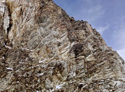 Val D’Isère, Saboya, Alpes, Francia.
Las calizas y dolomías están afectadas por diaclasas mas o menos perpendiculares entre sí que facilitan la obtención de bloques para construir. (Autor: Josele)