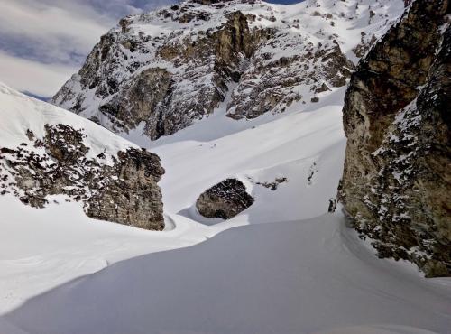 Val D’Isère, Saboya, Alpes, Francia.
Aunque en esta época del año la nieve cubre la mayor parte del paisaje, en las laderas empinadas quedan al descubierto afloramientos de calizas y dolomías de edad triásica. (Autor: Josele)
