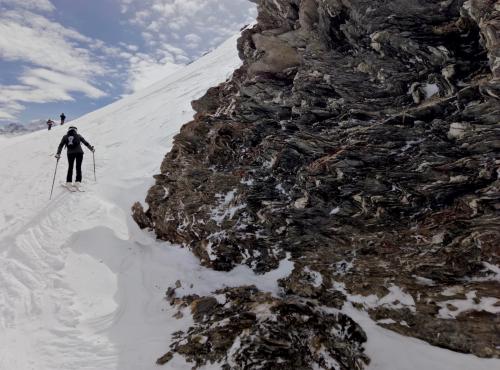 _En una excursión con esquís por las alturas encontramos este afloramiento. La nieve impide ver el contacto con las rocas carbonatadas de los alrededores. (Autor: Josele)