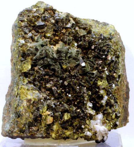 Epidota<br />Barranc de les Collades, Pantà d'Escales, Casterner de les Olles, Tremp, Comarca Pallars Jussà, Lérida / Lleida, Cataluña / Catalunya, España<br />53 x 48 x 25<br /> (Autor: José Luis Zamora)