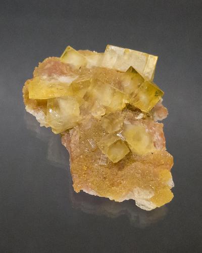 Fluorite, Quartz<br />Chebka Sidi Said, Midelt Province, Drâa-Tafilalet Region, Morocco<br />3 X 5 cm<br /> (Author: Richard Arseneau)