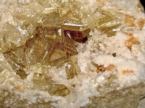 Baryte on Quartz with Marcasite and/or Smythite<br />Afloramientos Carretera Estatal 37, Harrodsburg, Clear Creek, Condado Monroe, Indiana, USA<br />The whole area is 7 cm<br /> (Author: Bob Harman)