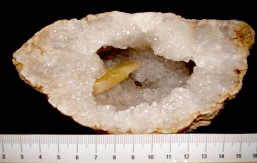 Baryte on Quartz<br />Condado Monroe, Indiana, USA<br />the Barite crystal is about 3 cm<br /> (Author: Bob Harman)