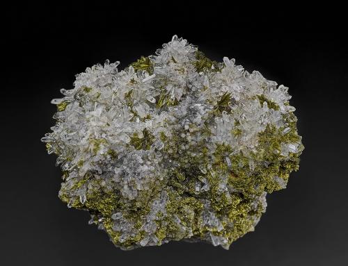 Quartz, Epidote<br />La Gringa Mine, Chiurucu (Chiuruco), Huallanca District, Bolognesi Province, Ancash Department, Peru<br />8.3 x 7.0 cm<br /> (Author: am mizunaka)
