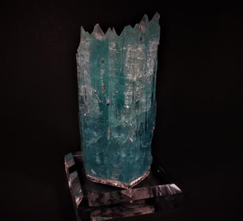 Beryl (variety aquamarine)<br />Braldu Valley, Shigar District, Gilgit-Baltistan (Northern Areas), Pakistan<br />205 mm x 90 mm<br /> (Author: Don Lum)