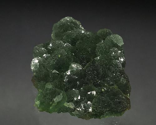 Fluorite<br />Chongyi, Ganzhou Prefecture, Jiangxi Province, China<br />3.5 X 4.5 cm<br /> (Author: Richard Arseneau)