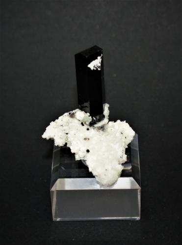 Tourmaline (varitety Schorl) on Albite and Hyalite<br />Erongo Mountain, Usakos, Erongo Region, Namibia<br />40mm x 40mm x 40 mm<br /> (Author: Philippe Durand)