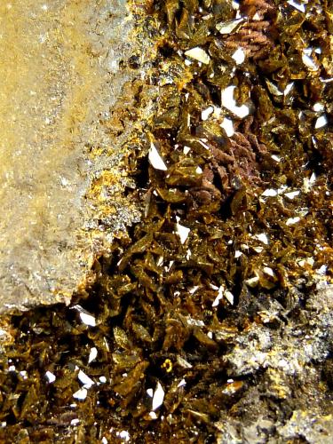 Jarosita en Hematites<br />Barranco del Jaroso, Sierra Almagrera, Cuevas del Almanzora, Comarca Levante Almeriense, Almería, Andalucía, España<br />7,5 x 7 x 2,5 cm.<br /> (Autor: Felipe Abolafia)