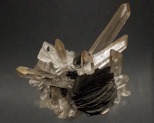 Quartz, Hematite<br />Guangdong Province, China<br />7 X 5.2 cm<br /> (Author: Richard Arseneau)