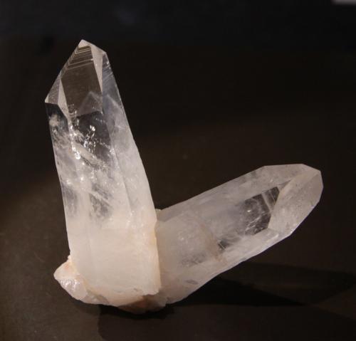 Quartz<br />Municipio La Belleza, Vélez Province, Santander Department, Colombia<br />90mm x 74mm x 46mm overall size and largest = 30mm x 83mm x 23mm<br /> (Author: Firmo Espinar)