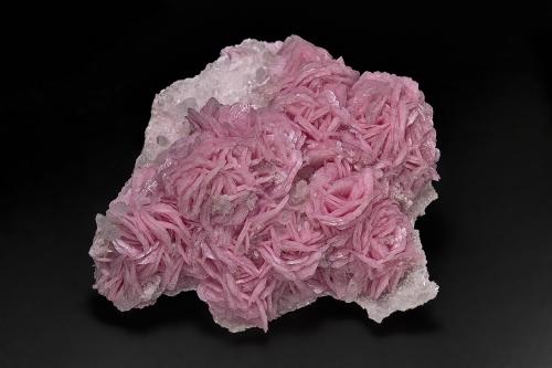 Rhodochrosite, Quartz<br />Zona minera Cavnic, Cavnic, Maramures, Rumanía<br />8.6 x 7.6 cm<br /> (Author: am mizunaka)