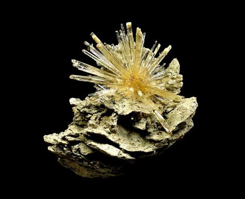 Aragonite<br />La Serna Quarry (La Tinaja Quarry), La Serna, Pantoja, Comarca La Sagra, Toledo, Castilla-La Mancha, Spain<br />37x32x27mm<br /> (Author: Carlos Pareja)