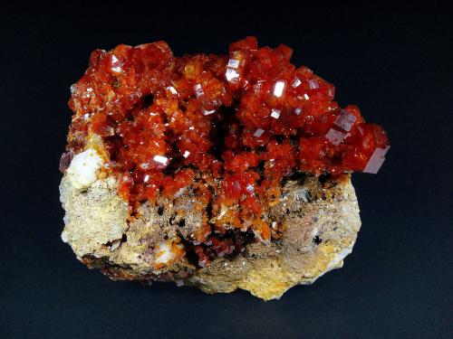 Vanadinita<br />Mibladen (distrito minero Mibladen), Midelt, Provincia Midelt, Región Drâa-Tafilalet, Marruecos<br />8 x 6 cm.<br /> (Autor: Antonio P. López)