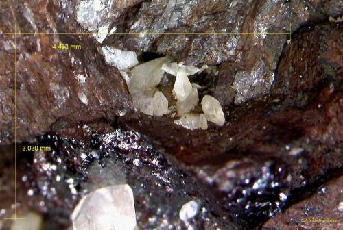 Calcita y Hematites.<br />Minas Batère, Corsavy, Haut Vallespir, Céret, Departamento Pirineos Orientales, Occitanie, Francia<br />4´463 x 3´030 mm.<br /> (Autor: Jesus Franquesa Baucells)