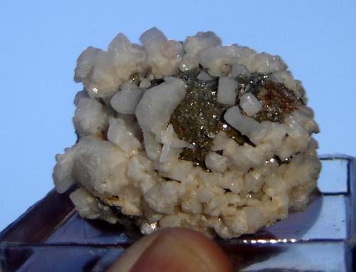 Albita, Oligoclasa, Pseudoleucita y Analcima<br />Do Guaxinim Mine, São João do Manteninha, Vale do Rio Doce, Minas Gerais, Brazil<br />4,7 x 4,6 x 4 cm<br /> (Autor: Anisio Claudio)