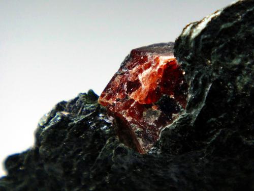 Almandino (Grupo Granate)<br />Chisel Lake Mine, Snow Lake, Winnipeg Capital Region, Manitoba, Canada<br />Cristal de 1,5 cm.<br /> (Autor: Antonio P. López)