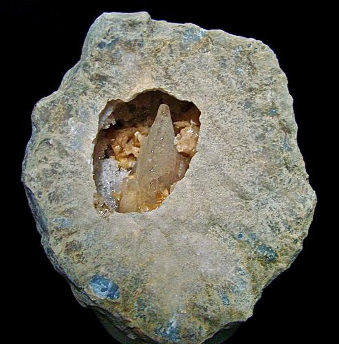 Calcite and Dolomite on Quartz<br />Afloramientos Carretera Estatal 37, Harrodsburg, Clear Creek, Condado Monroe, Indiana, USA<br />8.5 cm geode with a 5 cm cavity containing a 3.6 cm calcite surrounded by dolomite and quartz crystals<br /> (Author: Bob Harman)