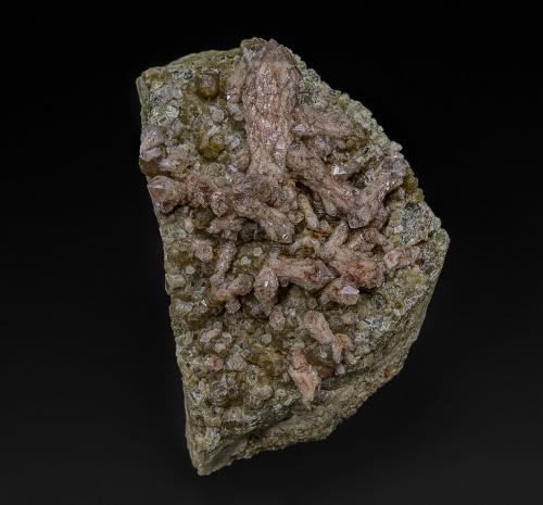 Quartz, Andradite<br />Bor Pit, Dalnegorsk B deposit, Dalnegorsk, Dalnegorsk Urban District, Primorsky Krai, Russia<br />6.4 x 4.3 cm<br /> (Author: am mizunaka)