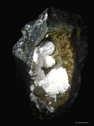 Gonnardita.<br />Volcanes del Campo de Calatrava, Ciudad Real, Comarca Campo de Calatrava, Castilla-La Mancha, España<br />80x50 mm.<br /> (Autor: Jesus Franquesa Baucells)