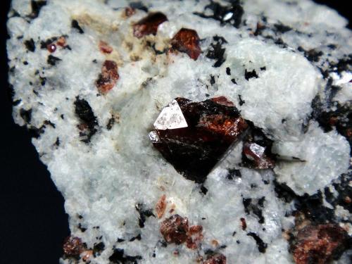 Zircón<br />Manogay, Dara-i-Pech pegmatite, Chapa Dara District, Kunar Province (Konar), Afghanistan<br />Cristal de 10 mm.<br /> (Autor: Antonio P. López)