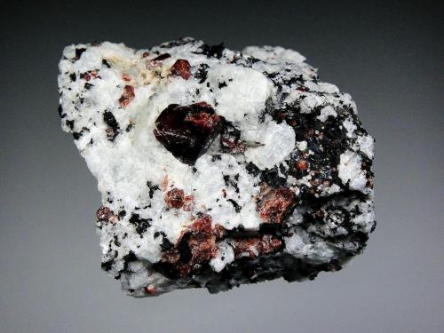 Zircón<br />Manogay, Dara-i-Pech pegmatite, Chapa Dara District, Kunar Province (Konar), Afghanistan<br />7 x 5 cm.<br /> (Autor: Antonio P. López)