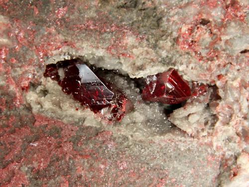 Cinabrio<br />Banco de San Pedro-San Diego, Mina de Almadén, Almadén, Comarca Valle de Alcudia, Ciudad Real, Castilla-La Mancha, España<br />cristales de 2,1 y 1cm<br /> (Autor: Raul Vancouver)