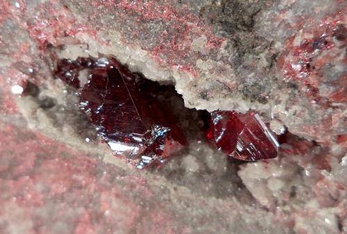 Cinabrio<br />Banco de San Pedro-San Diego, Mina de Almadén, Almadén, Comarca Valle de Alcudia, Ciudad Real, Castilla-La Mancha, España<br />cristales de 2.1 y 1cm respectivamente<br /> (Autor: Raul Vancouver)