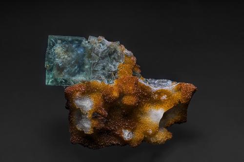 Fluorite, Quartz<br />Choir area, Province Govisümber, Mongolia<br />5.8 x 4.3 cm<br /> (Author: am mizunaka)