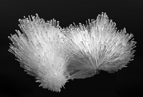 Natrolite<br />Distrito Nashik (Nasik), Maharashtra, India<br />130 x 100 x 90 mm<br /> (Author: Rob Schnerr)