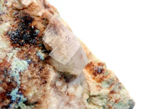 Albita y Microclina<br />Mas Sever Quarry, Massabè (Mas Ceber), Sils, Comarca La Selva, Gerona / Girona, Catalonia / Catalunya, Spain<br />Medida: 5,5 x 2,7 x 2 cm, Cristal: 1 cm<br /> (Autor: Sergio Pequeño)