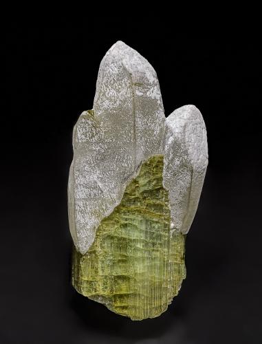 Quartz, Elbaite<br />Urubu Mine, Monte Belo, Itinga, Jequitinhonha, Minas Gerais, Brazil<br />5.3 x 2.4 cm<br /> (Author: am mizunaka)