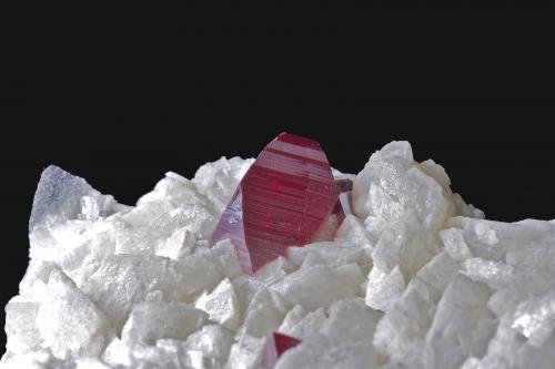 Cinabrio, Dolomita<br />Mina Wanshan, Wanshan, Prefectura Tongren, Provincia Guizhou, China<br />6,3 x 5,8 cm.<br /> (Autor: Xavier bordas)