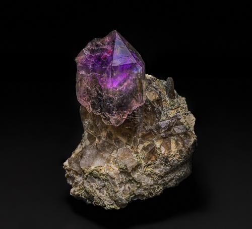 Quartz (variety amethyst), Quartz (variety smoky quartz)<br />Little Gem Mine, Boulder Batholith, Jefferson County, Montana, USA<br />7.9 x 6.0 cm<br /> (Author: am mizunaka)