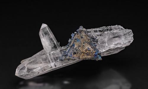 Quartz, Tetrahedrite<br />Huayllapon Mine (Huallapon Mine), Pasto Bueno, Pampas District, Pallasca Province, Ancash Department, Peru<br />6.0 x 2.4 cm<br /> (Author: am mizunaka)