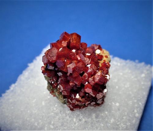 Vanadinite<br />Mina Apache, Globe Hills, Radium, Zona Burch, DistritoGlobe Hills, Distrito Globe-Miami, Condado Gila, Arizona, USA<br />16 mm x 15 mm x 14 mm<br /> (Author: Don Lum)