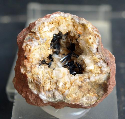Goethita<br />Yacimiento de Goethitas, Tordelrábano, Comarca Sierra Norte de Guadalajara, Guadalajara, Castilla-La Mancha, España<br />3.5 x 3.5 cm<br /> (Autor: Pedro Antonio)