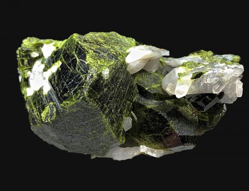 Epidota, Cuarzo<br />Mina Aguablanca, Monesterio, Comarca Tentudía, Badajoz, Extremadura, España<br />7,5 x 5,8 cm.<br /> (Autor: Xavier bordas)