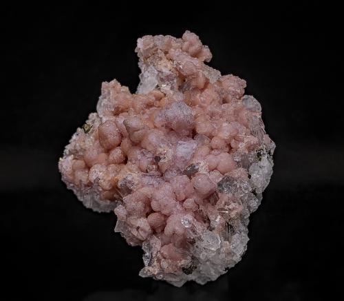 Rhodochrosite, Fluorite, Quartz<br />Yaogangxian Mine, Yizhang, Chenzhou Prefecture, Hunan Province, China<br />5.5 x 4.4 cm<br /> (Author: am mizunaka)