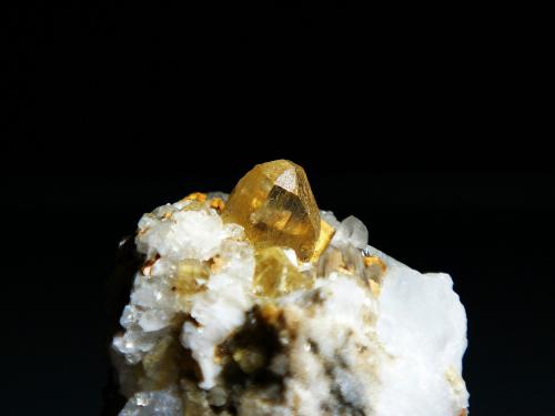 Topacio<br />Pozo Mai, Schneckenstein, Tannenbergsthal, Muldenhammer, Vogtlandkreis, Sajonia/Sachsen, Alemania<br />Cristal de 1 cm.<br /> (Autor: Antonio P. López)