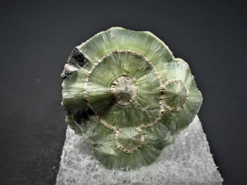 Wavellite<br />Mount Ida, Condado Montgomery, Arkansas, USA<br />30 mm x 29 mm x 31 mm<br /> (Author: Don Lum)