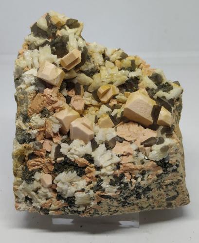 Microclina, Albita, Cuarzo (variedad ahumado)<br />Pedrera Mas Sever, Massabè (Mas Ceber), Sils, Comarca La Selva, Gerona / Girona, Cataluña / Catalunya, España<br />9,5x8,5cm<br /> (Autor: Adri Rodríguez)